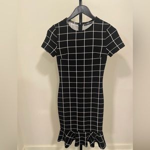 Size xs black bodycon midi dress with ruffled bottom. Super cute dress!!